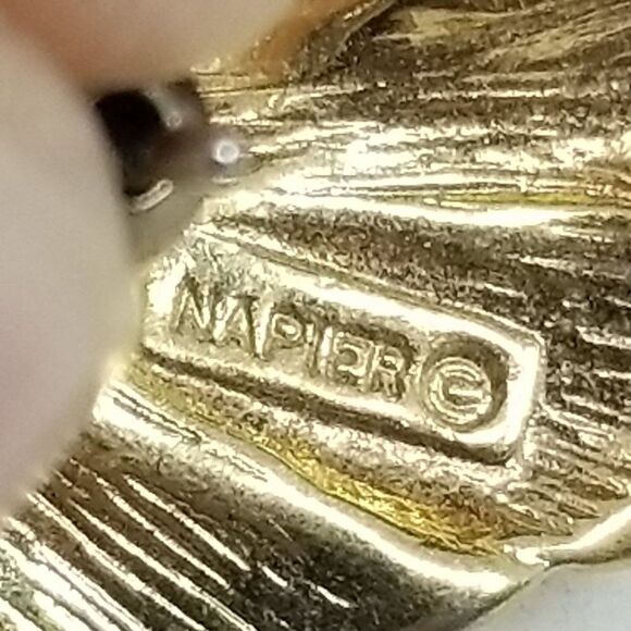 Vintage Napier Gold Tone Stud Earrings, Retro Swoop Design, 80s 90s Style - Picture 3 of 6